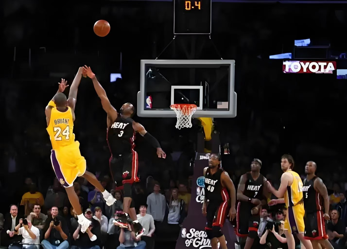 传奇篮球巨星重回赛场,科比再战纽约,势不可挡 传奇篮球巨星重回赛场,科比再战纽约,势不可挡