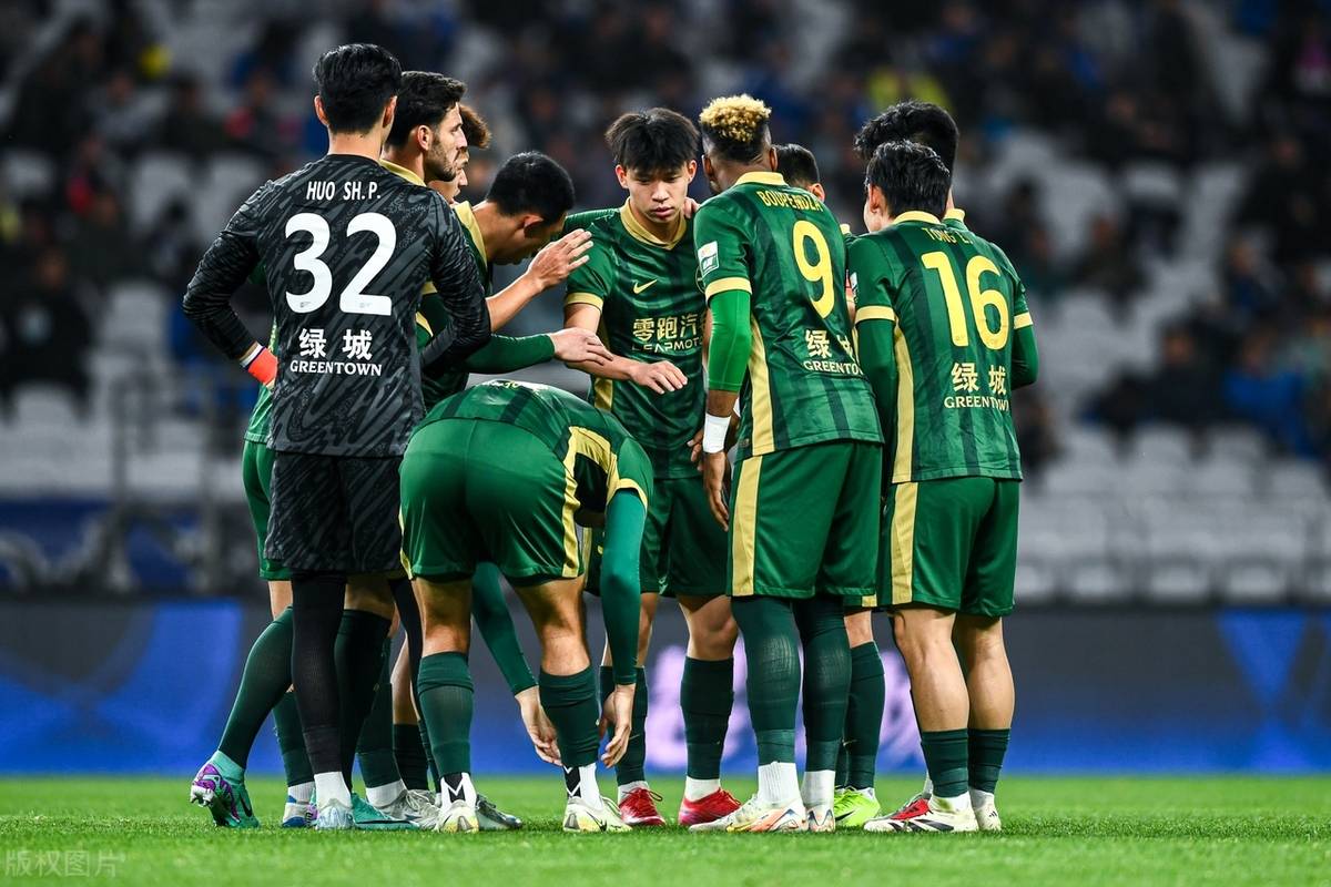 浙江绿城迎战上海申花，胜负难料，气势如虹