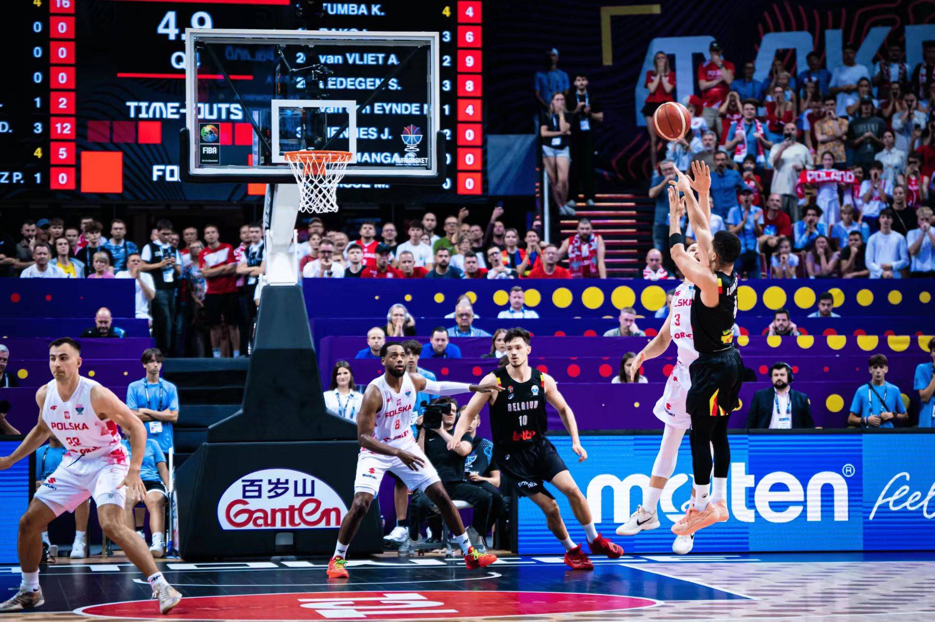 波兰战胜格鲁吉亚，争取欧洲杯晋级资格，掌声雷动的简单介绍