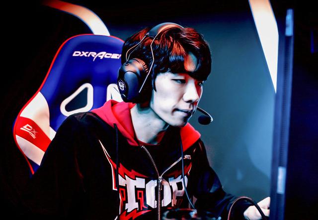 HKA碾压FNC，Scout关键团战开团秒人强强对话四强赛，留下经典瞬间的简单介绍