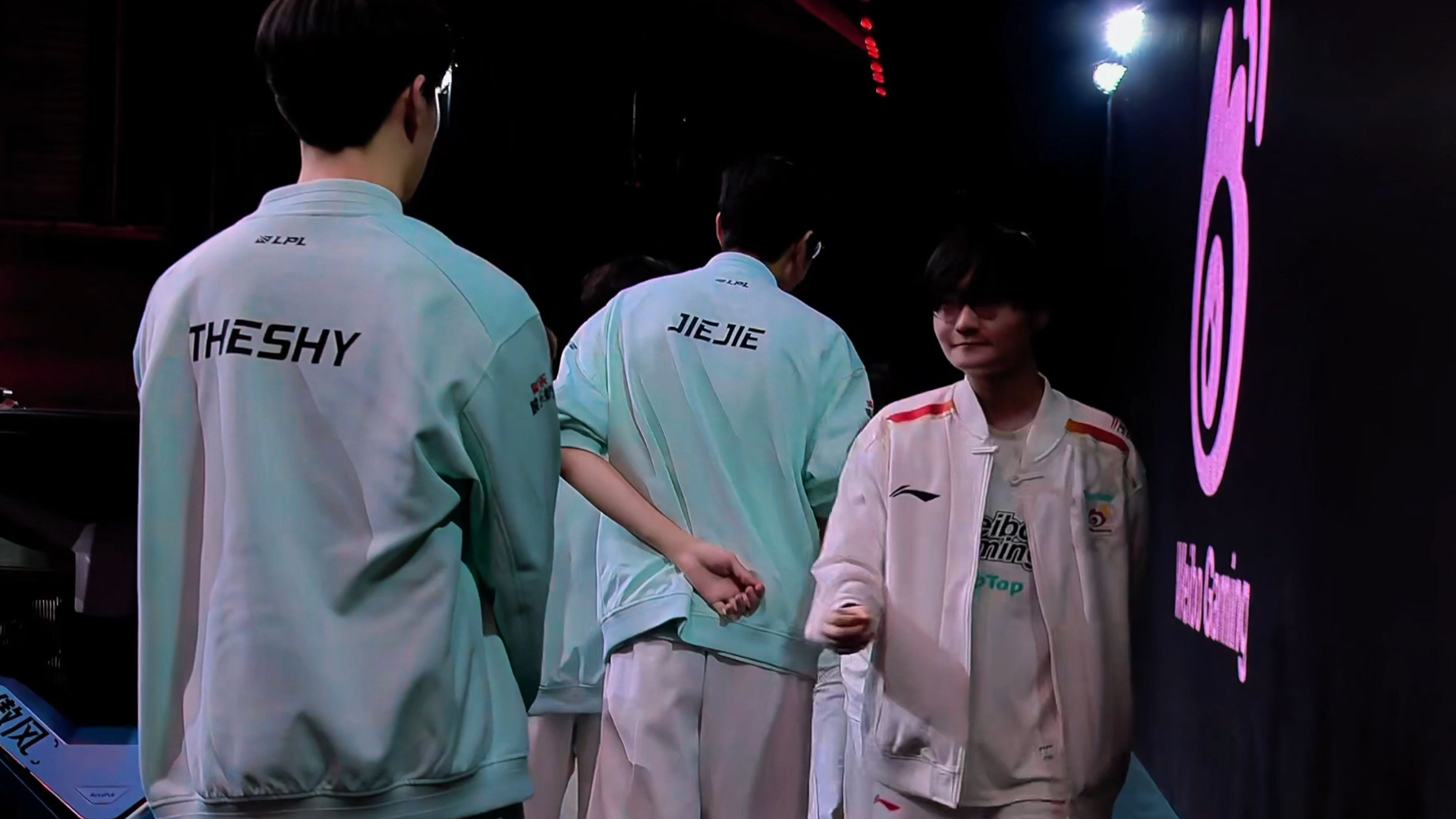 WBG险胜V5，Xiaohu拿下关键大龙激烈交锋成都决赛之夜，留下经典瞬间的简单介绍