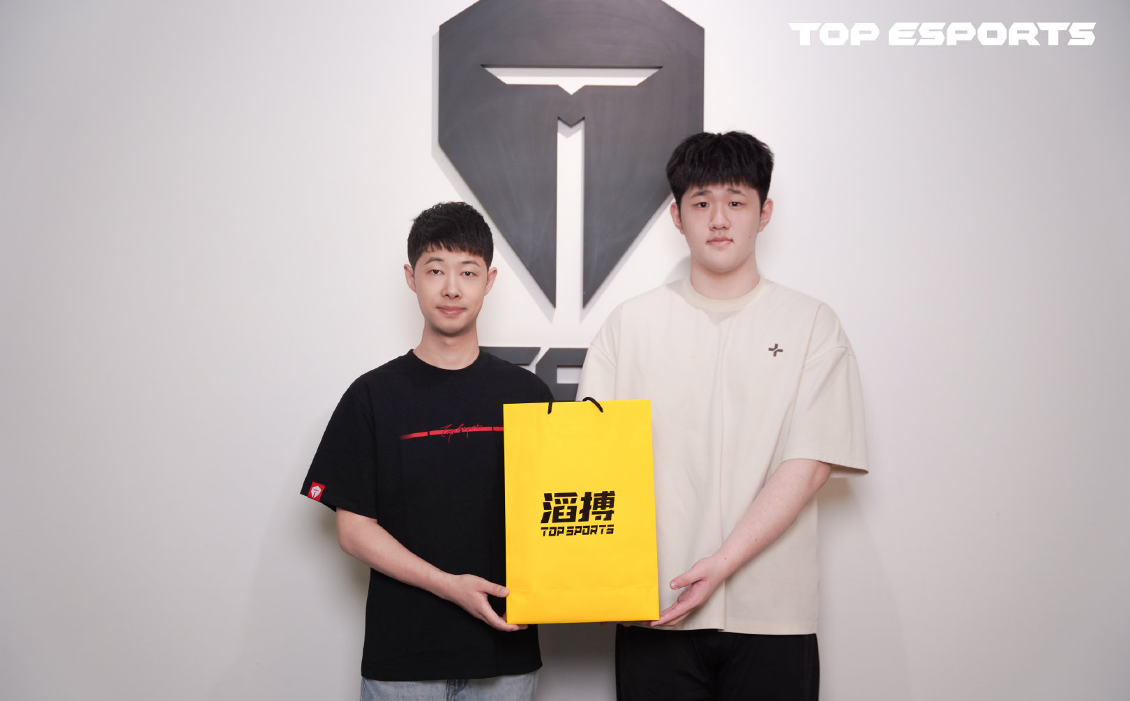 TES轻取C9，Hanssama完成史诗逆转激烈交锋八强赛，锁定晋级资格的简单介绍