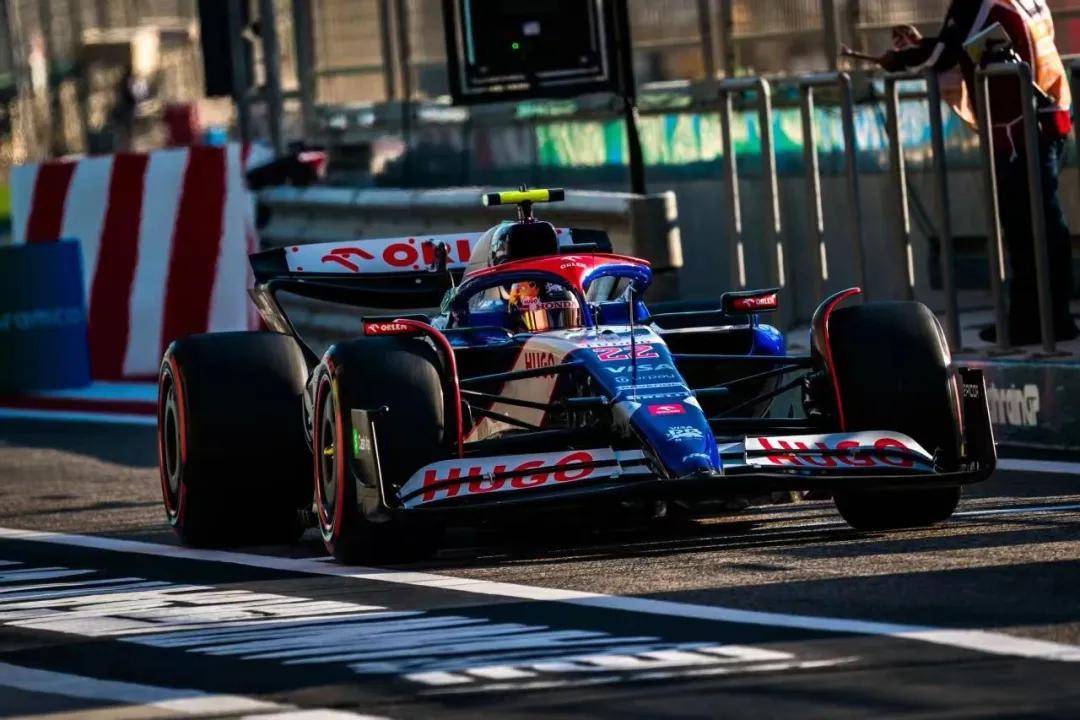 包含红牛车队翻盘红牛二队，诺里斯统治全场的词条