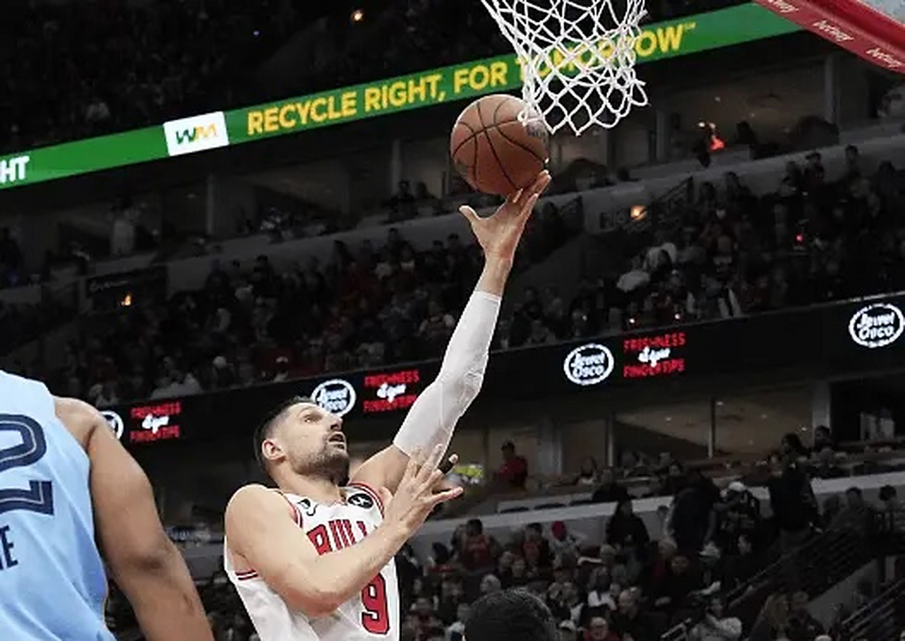 上海队翻盘灰熊,拉文带队取胜 上海队翻盘灰熊,拉文带队取胜