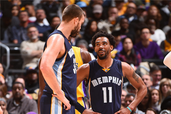 上海队鏖战灰熊,乔治统治全场 上海队鏖战灰熊,乔治统治全场